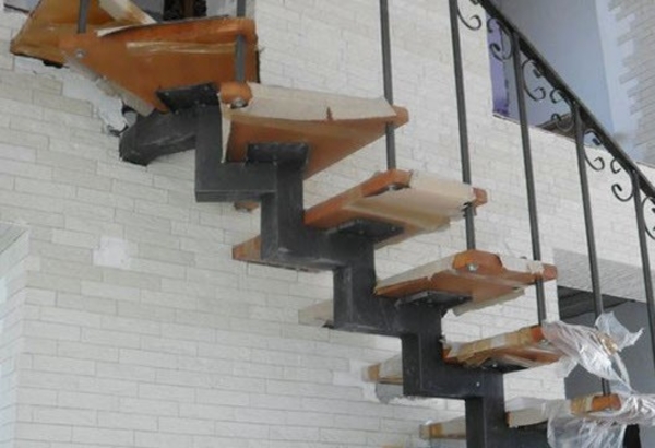  Изготавливаем и устанавливаем металлические лестницы 
